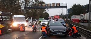 Unterstützer der „Letzten Generation“ blockieren die Berliner Stadtautobahn A100.