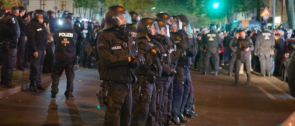 Polizisten stehen während einer verbotenen Pro-Palästina-Demonstration auf der Sonnenallee.