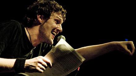 Maik Martschinkowsky bei einem Poetry Slam.