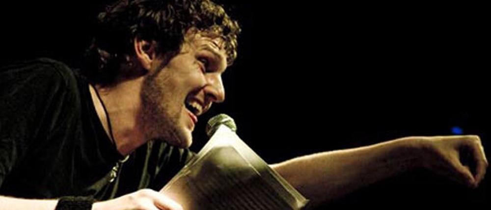Maik Martschinkowsky bei einem Poetry Slam.