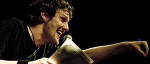 Maik Martschinkowsky bei einem Poetry Slam.