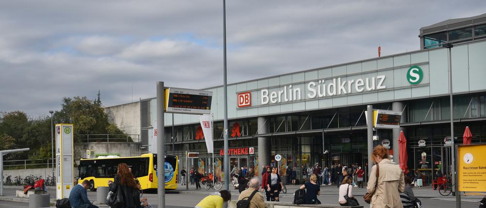 Der Bahnhof Südkreuz und der Bahnhofsvorplatz Hildegard-Knef-Platz in Berlin-Schöneberg, aufgenommen am 8. September 2020 für die "Station meines Lebens" auf Mehr Berlin.
Foto: Kitty Kleist-Heinrich