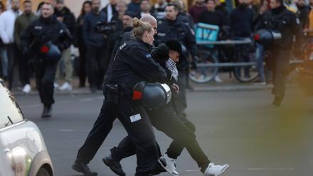 18.10.2023: Verbotene Pro-Palästina-Demo auf der Sonnenallee Ecke Reuterstraße im Bezirk Neukölln; es haben sich rund 200 Menschen versammelt, Polizisten nehmen einen Mann vorläufig fest.
