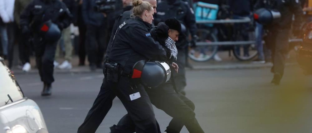 18.10.2023: Verbotene Pro-Palästina-Demo auf der Sonnenallee Ecke Reuterstraße im Bezirk Neukölln; es haben sich rund 200 Menschen versammelt, Polizisten nehmen einen Mann vorläufig fest.