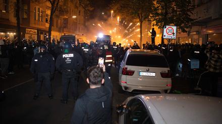 Teilnehmer einer verbotenen Pro-Palästina-Demonstration zünden in der Nähe der Sonnenallee im Bezirk Neukölln Pyrotechnik. (Archivbild)