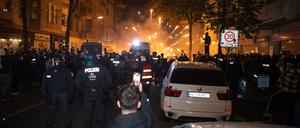 Teilnehmer einer verbotenen Pro-Palästina-Demonstration zünden in der Nähe der Sonnenallee im Bezirk Neukölln Pyrotechnik. 
