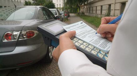 Gegen eine verstärkte Parkraumbewirtschaftung in Charlottenburg-Wilmersdorf gibt es Widerstand.