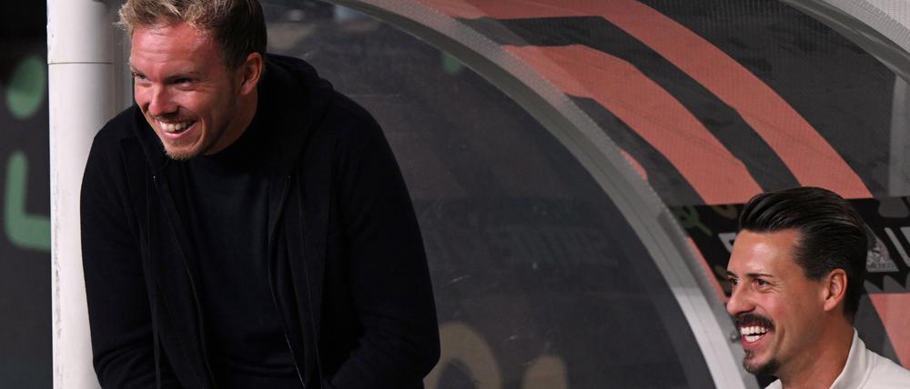 18.10.2023, USA, Philadelphia: Fußball: Länderspiele, Mexiko - Deutschland, Lincoln Financial Field. Bundestrainer Julian Nagelsmann (l) und sein Co-Trainer Sandro Wagner lachen am Spielfeldrand. Foto: Federico Gambarini/dpa +++ dpa-Bildfunk +++