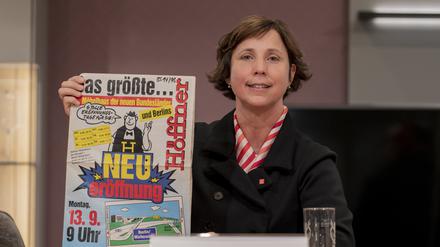 Sonja Krieger präsentierte am Mittwoch den 1993 erschienen Prospekt zur Eröffnung des Hauses im Schönefelder Ortsteil Waltershof.