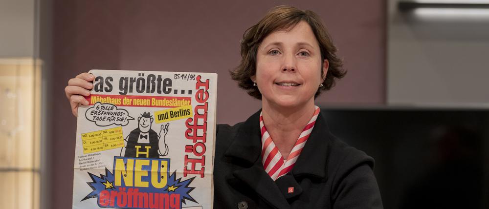 Sonja Krieger präsentierte am Mittwoch den 1993 erschienen Prospekt zur Eröffnung des Hauses im Schönefelder Ortsteil Waltershof.
