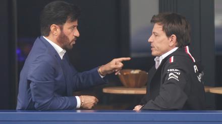 Redebedarf. Mohammed ben Sulayem (l), Präsident des Welt-Automobilverbandes FIA, im Gespräch mit Toto Wolff, dem Motorsportchef bei Mercedes.