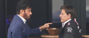 Redebedarf. Mohammed ben Sulayem (l), Präsident des Welt-Automobilverbandes FIA, im Gespräch mit Toto Wolff, dem Motorsportchef bei Mercedes.