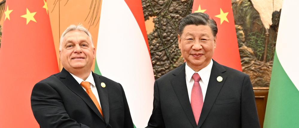 Der chinesische Präsident Xi Jinping empfängt den ungarischen Ministerpräsidenten Viktor Orbán in der Großen Halle des Volkes.