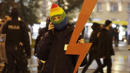 Eine Frau hält einen Blitz und nimmt an einem Protest gegen eine Verschärfung des Abtreibungsrechts teil. (Archivfoto)