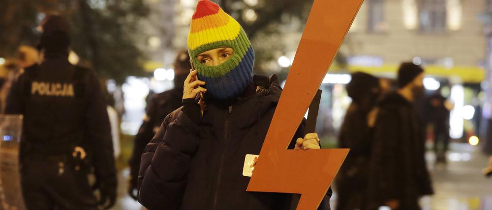Eine Frau hält einen Blitz und nimmt an einem Protest gegen eine Verschärfung des Abtreibungsrechts teil. (Archivfoto)