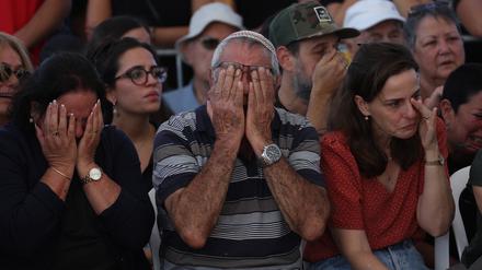 Trauernde bei der Beerdigung einer von der Hamas getöteten israelischen Familie.