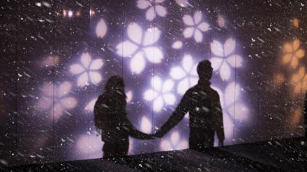 Ein Paar hält Händchen (Symbolbild).