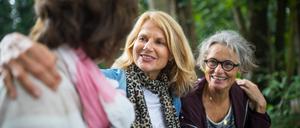Frauen in den Wechseljahren stehen mit beiden Beinen im Leben und gehen heute selbstbewusster mit dem Thema um.
