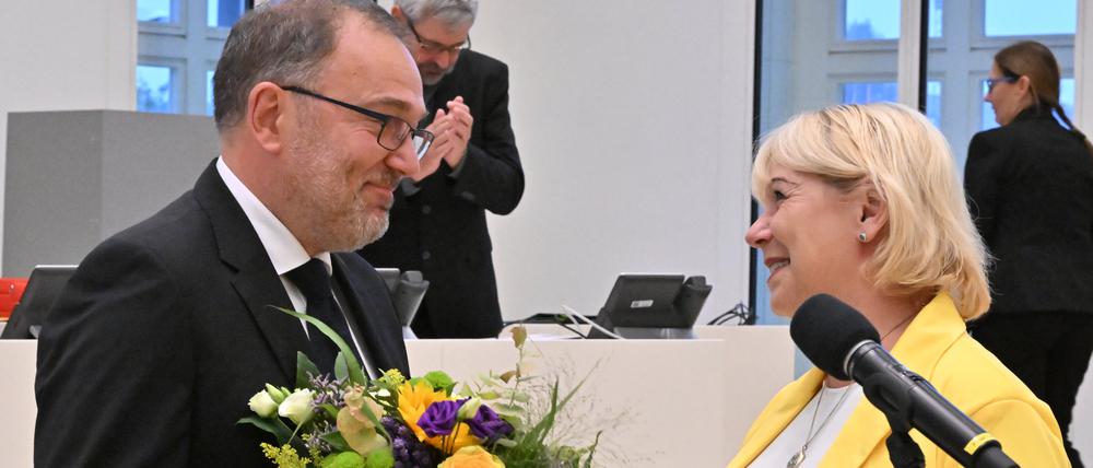 Ulrike Liedtke (SPD), Landtagspräsidentin, gratuliert Andreas Koch zu seiner Wahl als Richter im Verfassungsgericht des Landes Brandenburg.