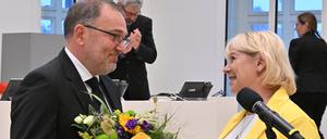Ulrike Liedtke (SPD), Landtagspräsidentin, gratuliert Andreas Koch zu seiner Wahl als Richter im Verfassungsgericht des Landes Brandenburg.