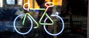 In der Fahrrad-Werkstatt der Pinel GmbH in der Mansteinstraße 14 in Berlin-Schöneberg reparieren vorwiegend psychisch kranke Mitarbeiter kaputte Fahrräder.