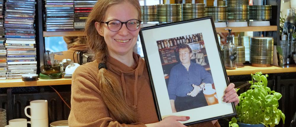 Claudia Volmerhaus mit einem Bild ihres verstorbenen Vaters Hartmut, als dessen Nachfolgerin sie das Traditionslokal „Zwiebelfisch“ am Savignyplatz in Berlin-Charlottenburg führt.