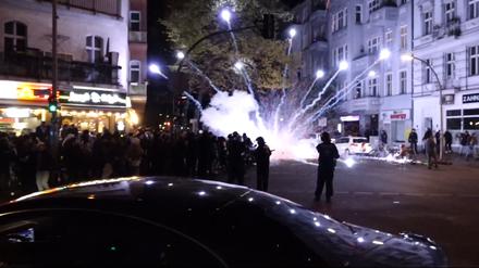 Teilnehmer einer verbotenen Pro-Palästina-Demonstration zünden im Bezirk Neukölln Pyrotechnik.