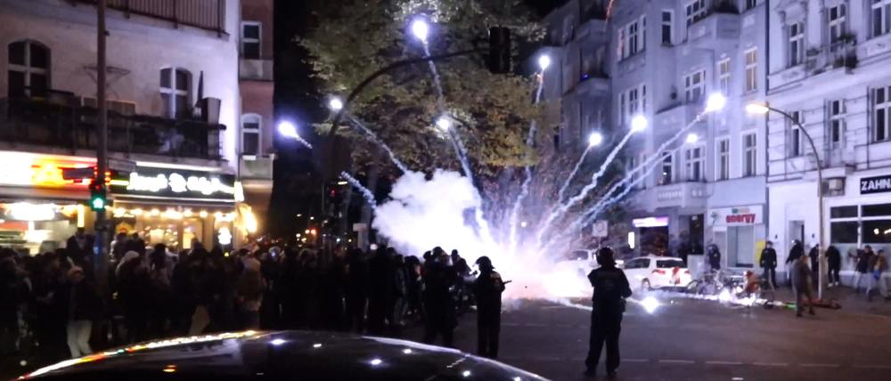 Teilnehmer einer verbotenen Pro-Palästina-Demonstration zünden im Bezirk Neukölln Pyrotechnik.