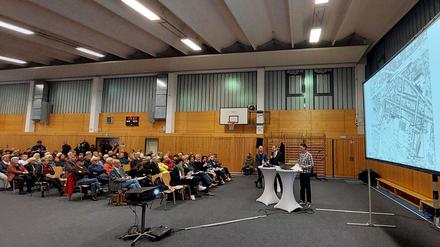 Bürgerinformation Stadt und Pro Potsdam zu Sonderinvestitionsprogramm für Waldstadt in der Saarmunder Straße, 19.10.23 in Jagenstein-Sporthalle Oberstufenzentrum Neubau in Modulbauweise mit Wohnungen und Fläche für die Tafel Potsdam SIP