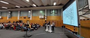 Bürgerinformation Stadt und Pro Potsdam zu Sonderinvestitionsprogramm für Waldstadt in der Saarmunder Straße, 19.10.23 in Jagenstein-Sporthalle Oberstufenzentrum Neubau in Modulbauweise mit Wohnungen und Fläche für die Tafel Potsdam SIP