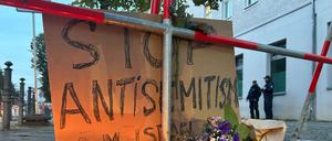 Mahnwache gegen Antisemitismus nach dem versuchten Brandanschlag in der Nacht zum Mittwoch auf die Synagoge in der Berliner Brunnenstraße.
