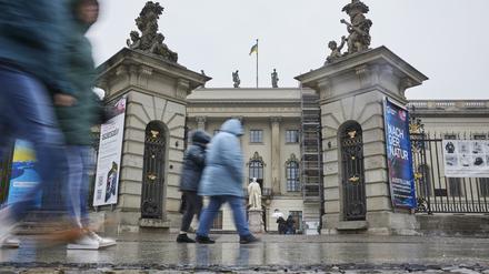 Blick auf den Zugang zum Hauptgebäude der Humboldt-Universität zu Berlin. Der Hamas-Angriff auf Israel hat auch Auswirkungen auf die Berliner Universitäten. 