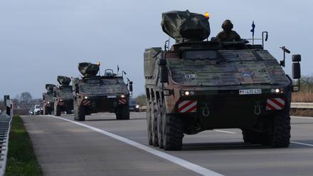 Militärfahrzeuge der Bundeswehr auf der Autobahn.