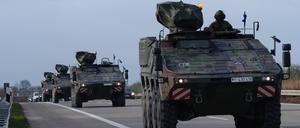 Militärfahrzeuge der Bundeswehr auf der Autobahn.