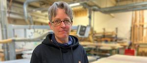 Jule Kürschner ist eine der Tischleria-Meisterinnen: Acht Mitarbeiter hat der Betrieb, an Räume mit bezahlbaren Mieten war nicht zu kommen.