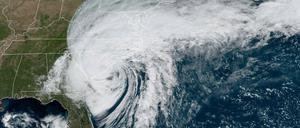 Dieses von der National Oceanic and Atmospheric Administration (NOAA) zur Verfügung gestellte Satellitenbild zeigt Hurrikan „Ian“ über der Küste von South Carolina. 
