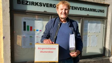 Präsentation vor dem Rathaus Zehlendorf: BI-Mitglied Eckhard Lüth mit den 1423 Unterschriften.
