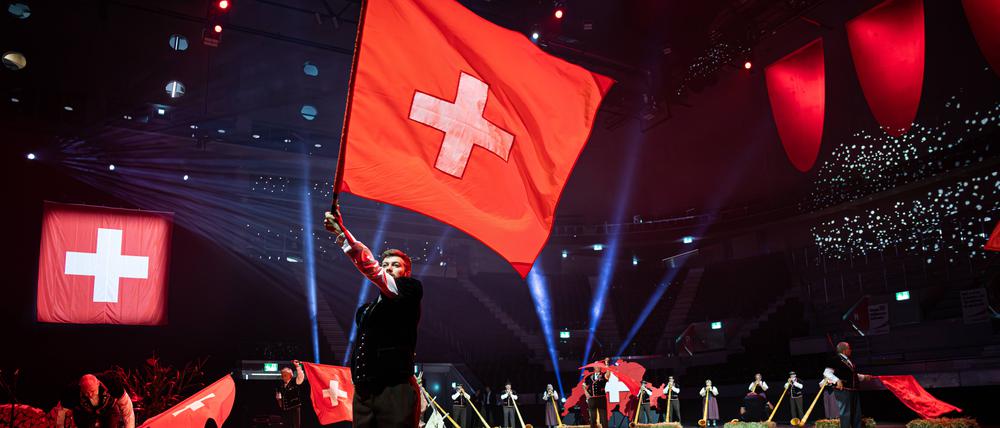 Fahnenschwinger bei der SVP-Wahlauftaktveranstaltung in der Swiss Life Arena in Zürich-Altstetten am 26.08.2023.