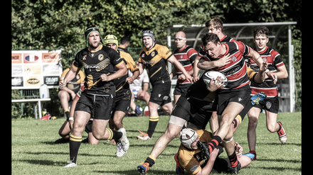 In den letzten Derbys war der Berliner Rugby Club (gestreifte Trikots) klar überlegen.