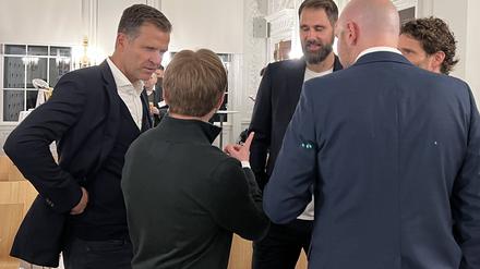Na schau an. Oliver Bierhoff (li.) beim gemeinsamen Empfang des DFB mit den New England Patriots im Goethe-Institut in Boston