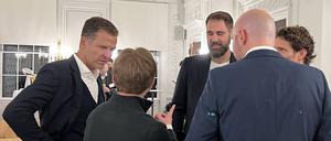 Na schau an. Oliver Bierhoff (li.) beim gemeinsamen Empfang des DFB mit den New England Patriots im Goethe-Institut in Boston