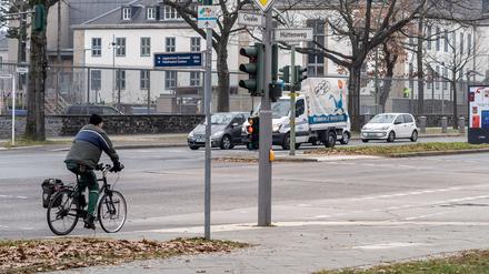 Radfahrer auf der herbstlichen Clayallee.