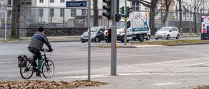 Radfahrer auf der herbstlichen Clayallee.