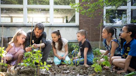Christoph Schmitz mit Kindern der „Schule am Regenweiher“ in Neukölln. 