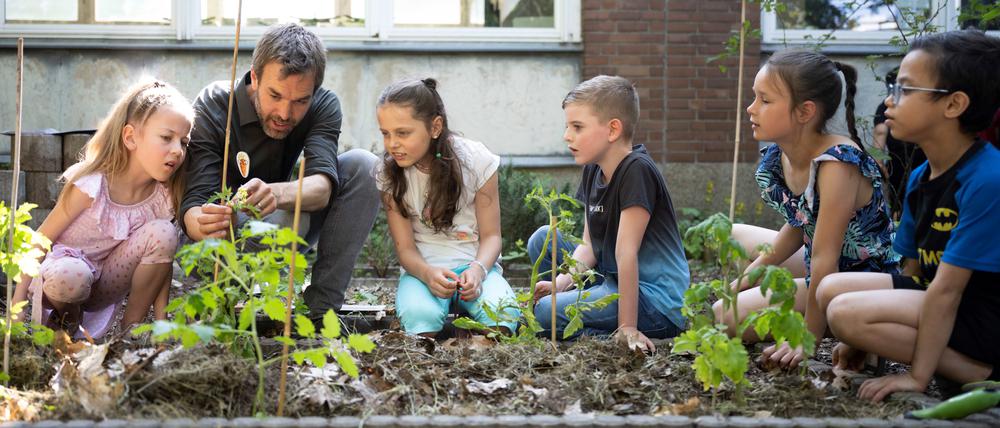 Christoph Schmitz mit Kindern der „Schule am Regenweiher“ in Neukölln.