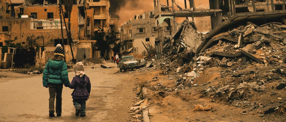 Zwei Kinder in einer zerbombten Stadt. Weder auf den ersten noch auf den zweiten Blick fällt auf: Das Bild wurde von einer KI generiert.  