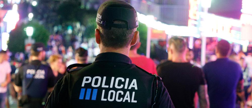 Die lokale Polizei von Calvia patrouilliert in der Nacht auf den Straßen von Magaluf.