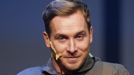 Der Schauspieler Samuel Koch ist bei seiner Show „Schwerelos“ auf der Bühne (Archivbild).