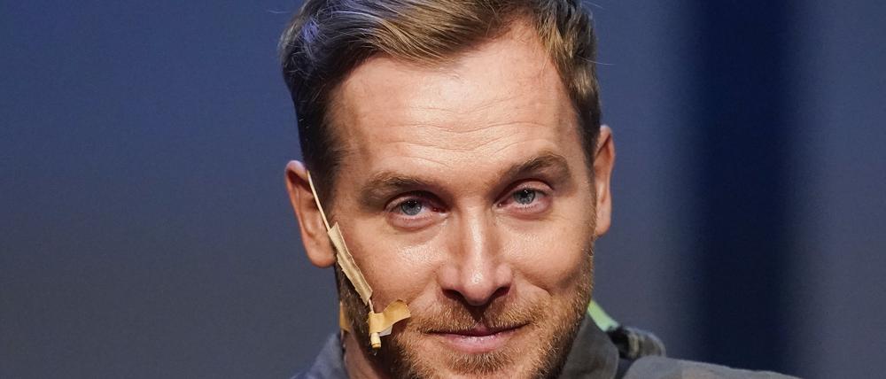 Der Schauspieler Samuel Koch ist bei seiner Show „Schwerelos“ auf der Bühne (Archivbild).