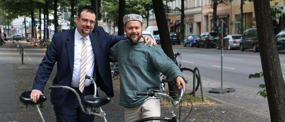 Sechs Tandems hat die gemeinnützige Unternehmergesellschaft „meet2respect“ aktuell im Einsatz. Hier zu sehen: Rabbiner Elias Dray und Imam Ender Cetin.